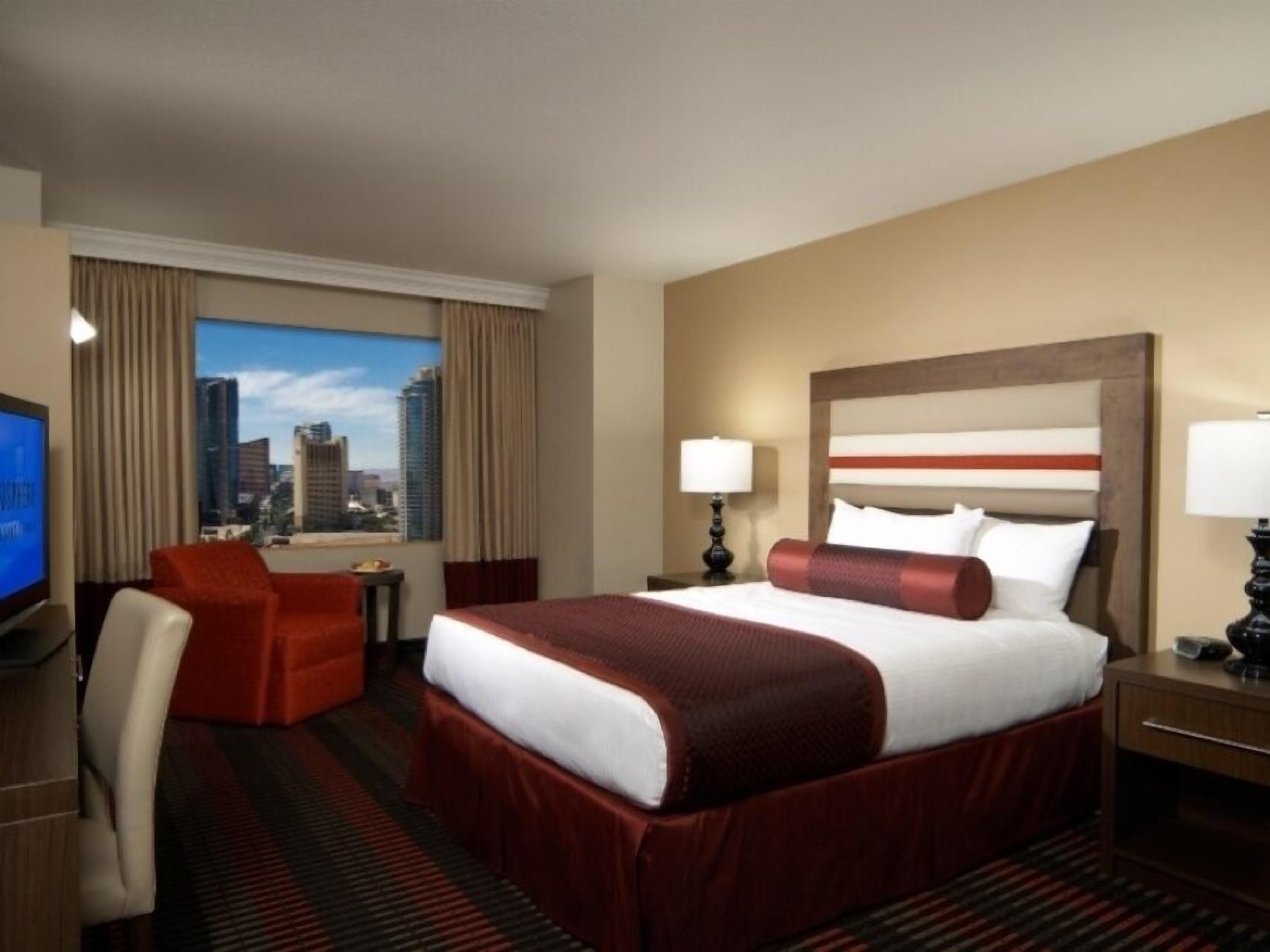 Premium bedding, desk, blackout curtains, free WiFi