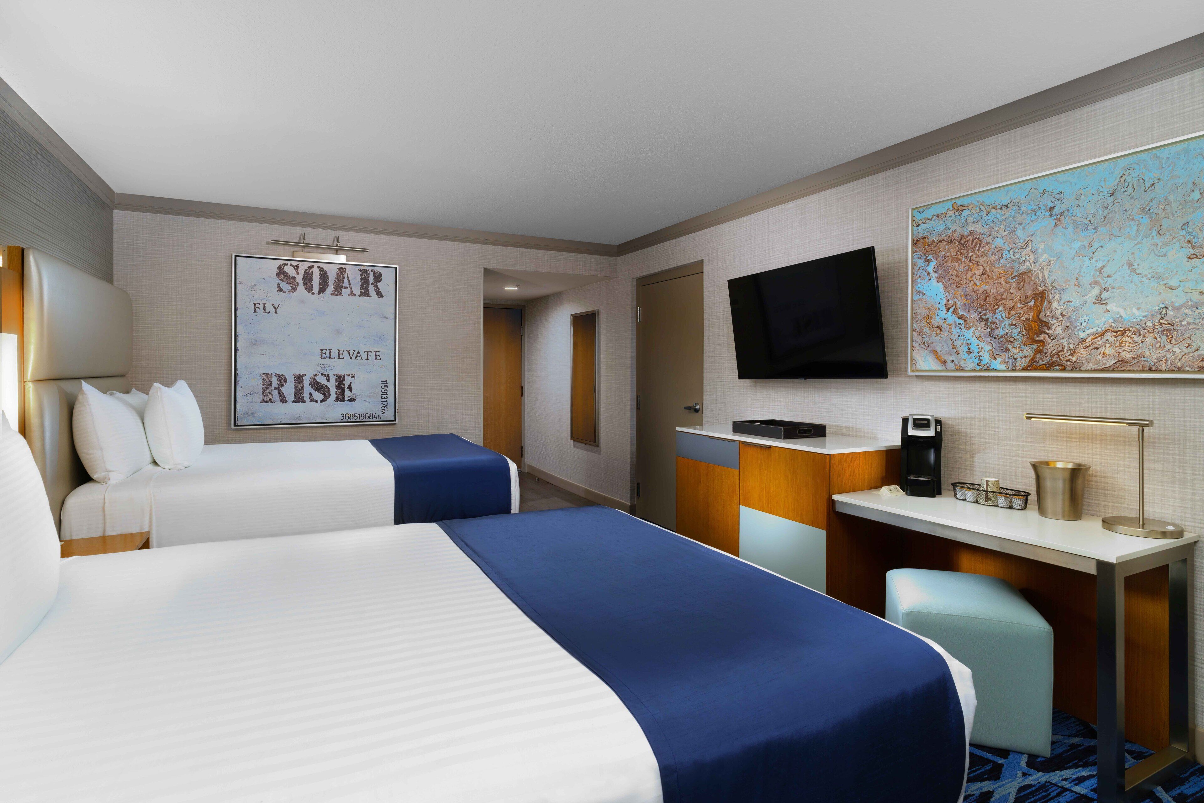 Quarto, 2 camas Queen | Roupas de cama premium, escrivaninha, cortinas blackout