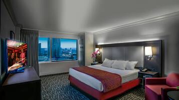 Biancheria da letto di alta qualità, una scrivania, tende oscuranti