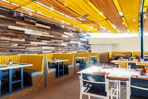 10 restaurants; breakfast, lunch, and dinner served