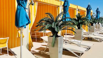Seasonal outdoor pool, pool cabanas (surcharge), pool loungers