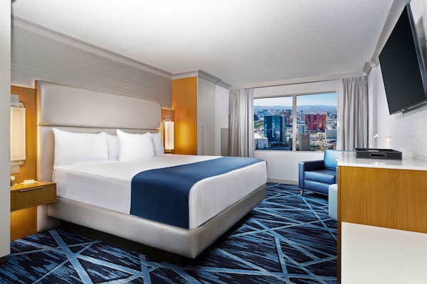 Elevate 1 King (Newly Renovated) | Premium bedding, desk, blackout drapes, free WiFi