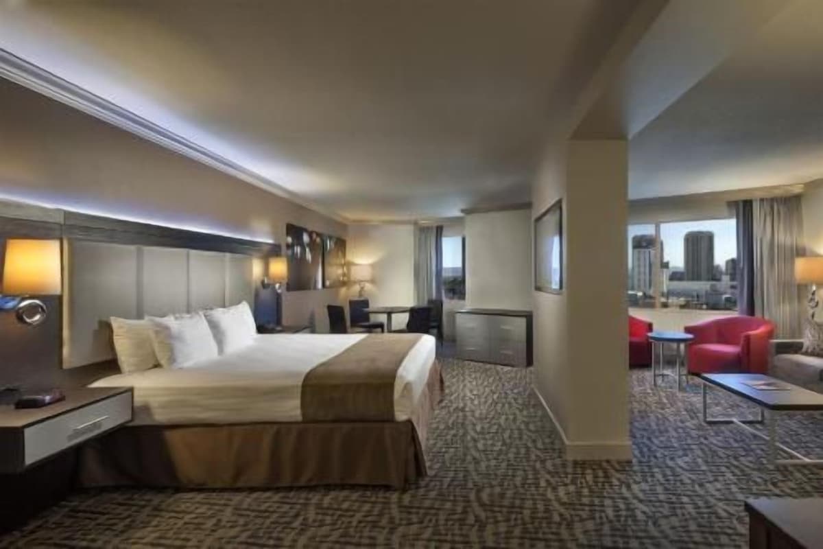 Premium bedding, desk, blackout drapes, WiFi (free)