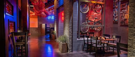 9 restaurants, servant le déjeuner et le dßner; cuisine américaine