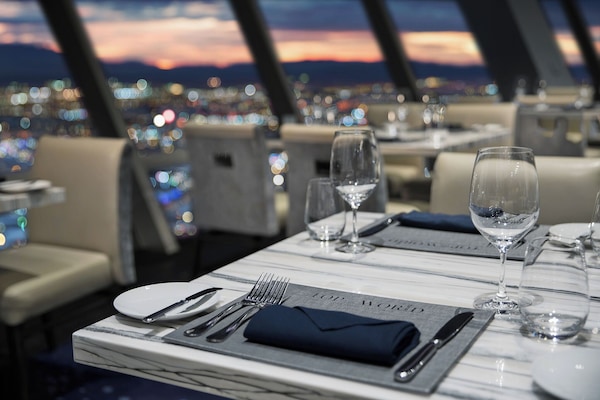 10 restaurants; breakfast, lunch, and dinner served