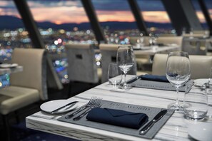 9 restaurants, breakfast, lunch, dinner served; American cuisine - The STRAT Hotel, Casino & Tower (Las Vegas)