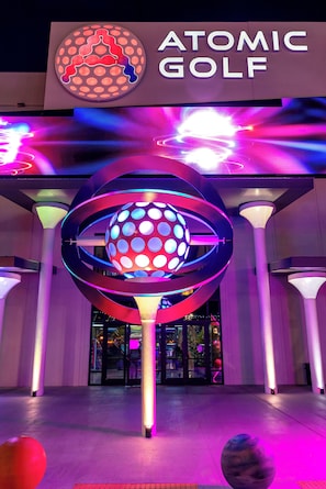 Indoor golf driving range - The STRAT Hotel, Casino & Tower (Las Vegas)