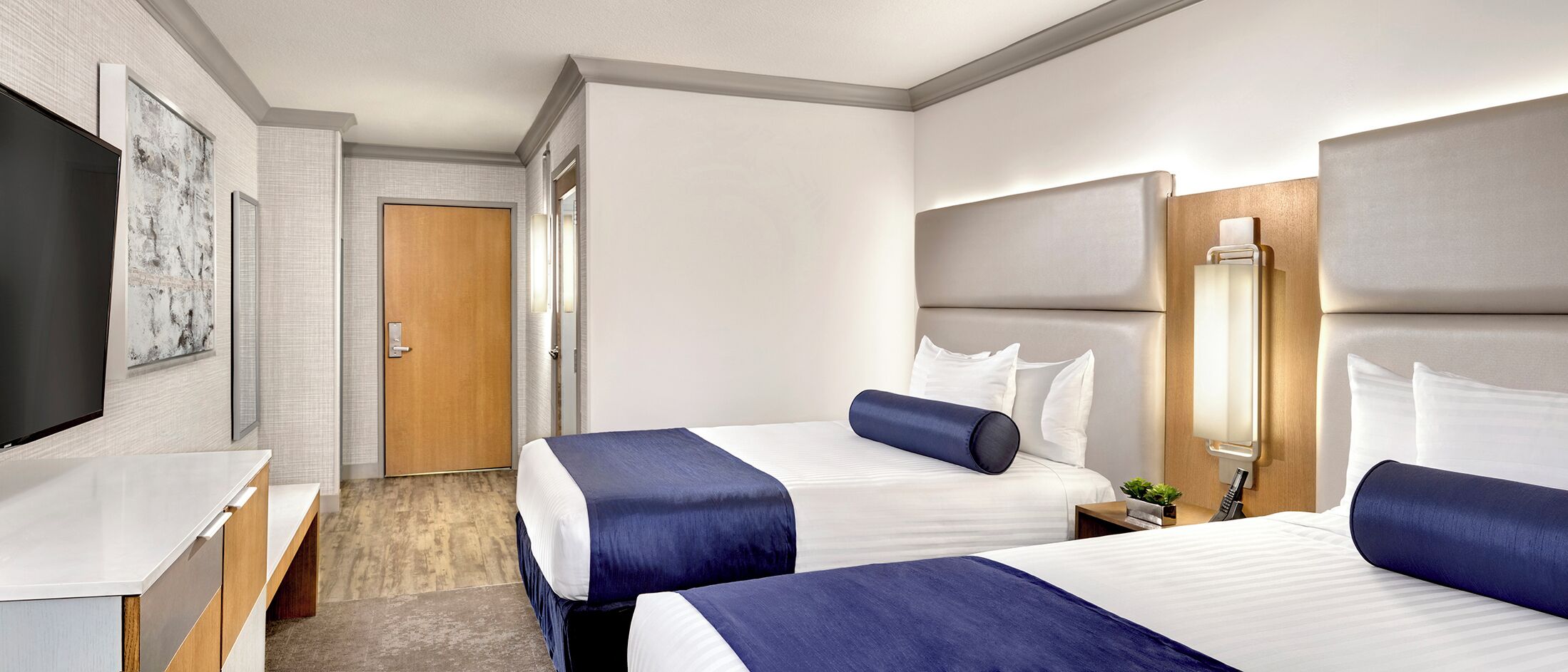 Ropa de cama de alta calidad, escritorio, cortinas opacas y wifi gratis