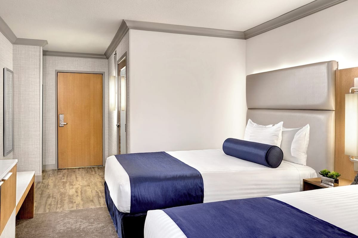 Ropa de cama de alta calidad, escritorio y cortinas blackout