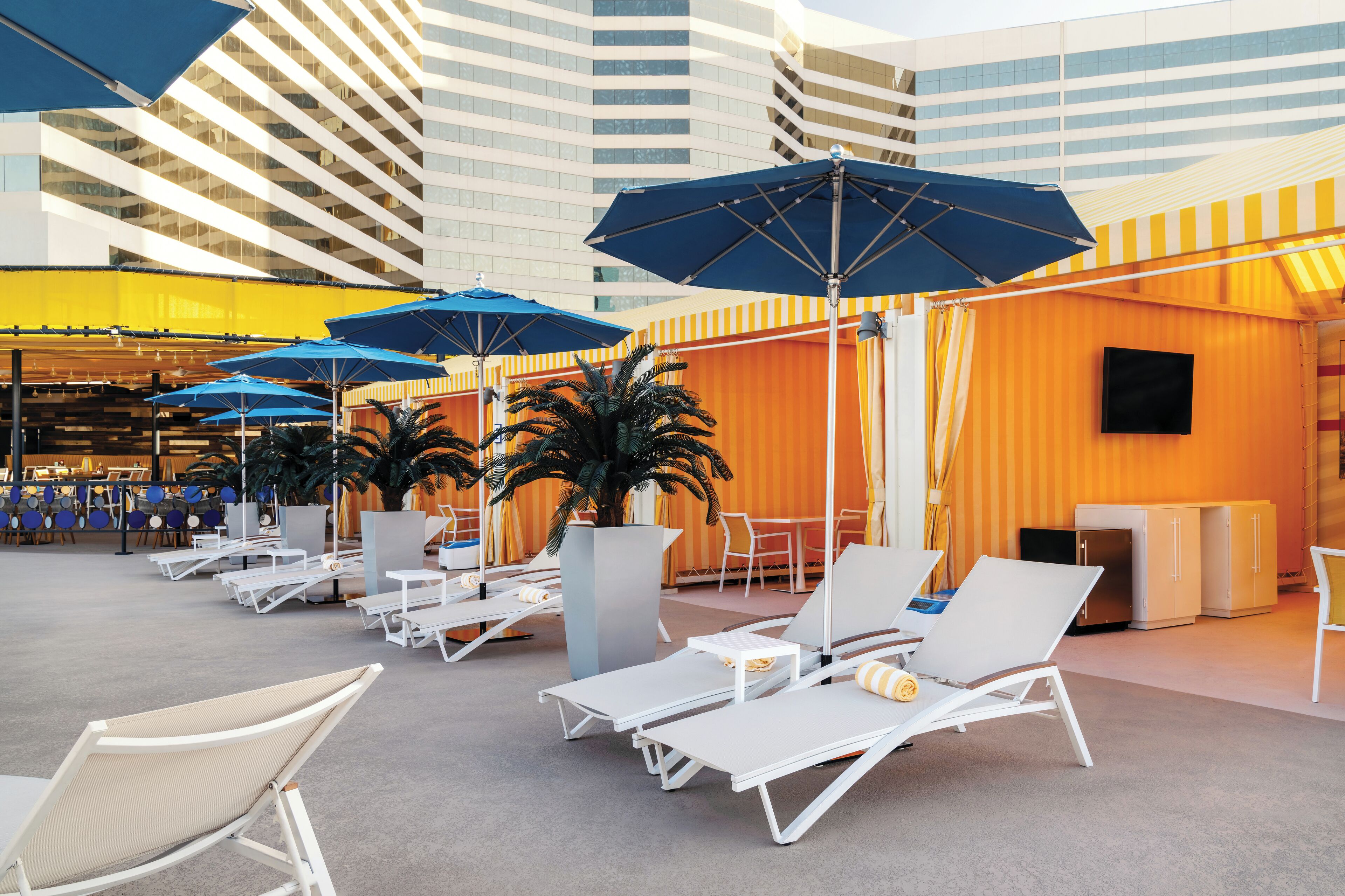 Sesongbasert utendørsbasseng, bassengtelt (mot betaling) og solsenger