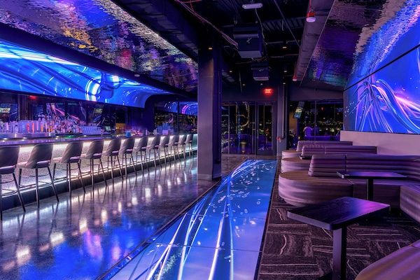 Indoor golf driving range