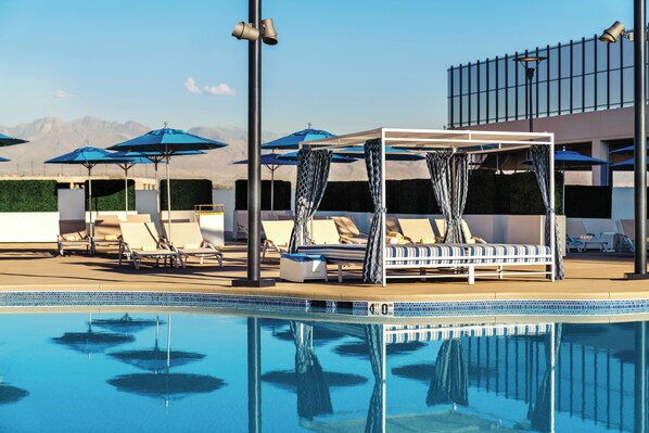 Piscine extérieure en saison, cabanas (supplément), chaises longues
