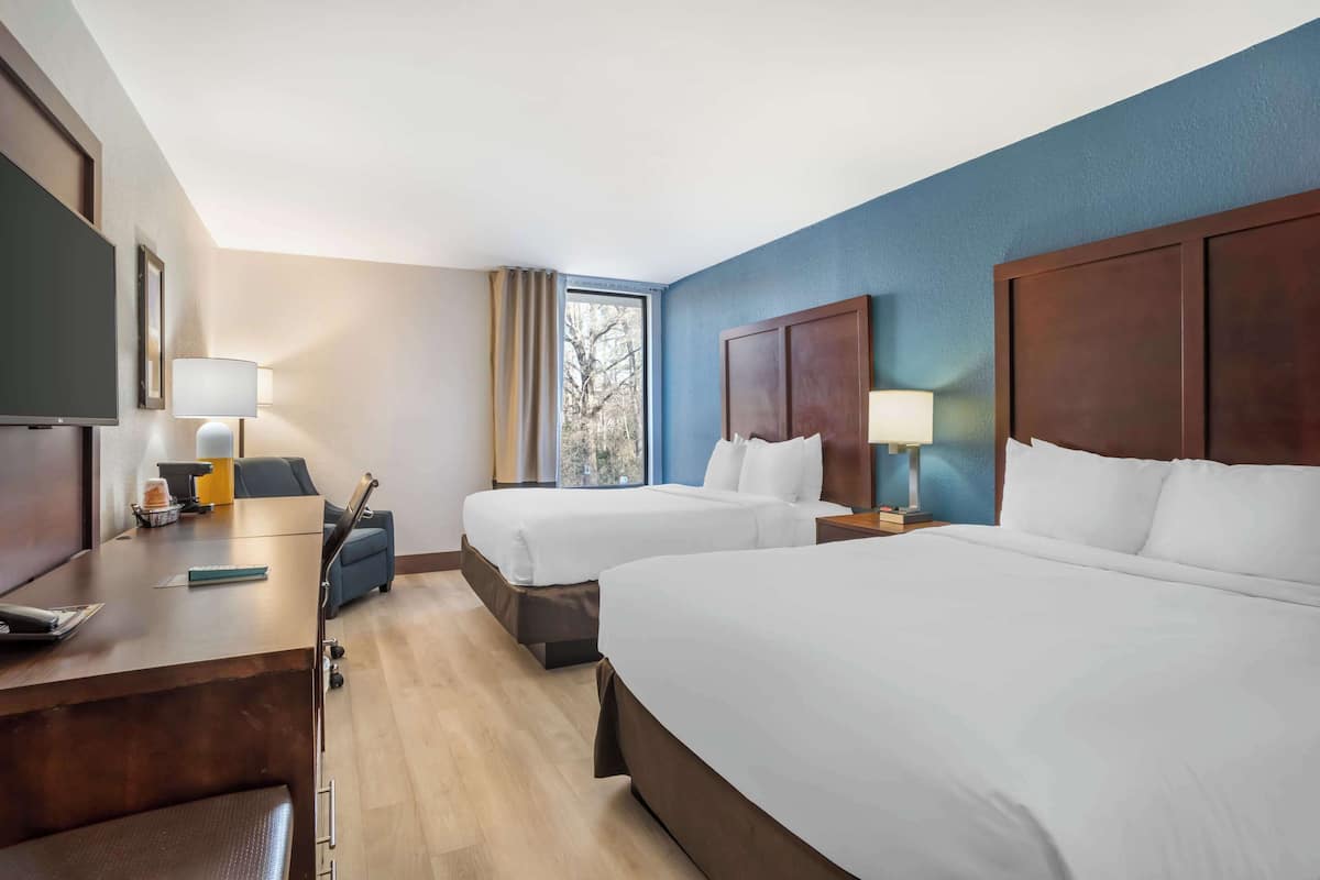 Standard Room, 2 Katil Ratu (Queen), Non Smoking | Gebar bulu kapas, meja, ruang kerja komputer riba