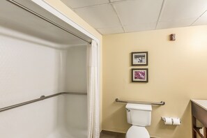 Chambre, 1 très grand lit, accessible aux personnes à mobilité réduite, non-fumeurs | Salle de bain | Ensemble douche/baignoire, articles de toilette gratuits, sèche-cheveux