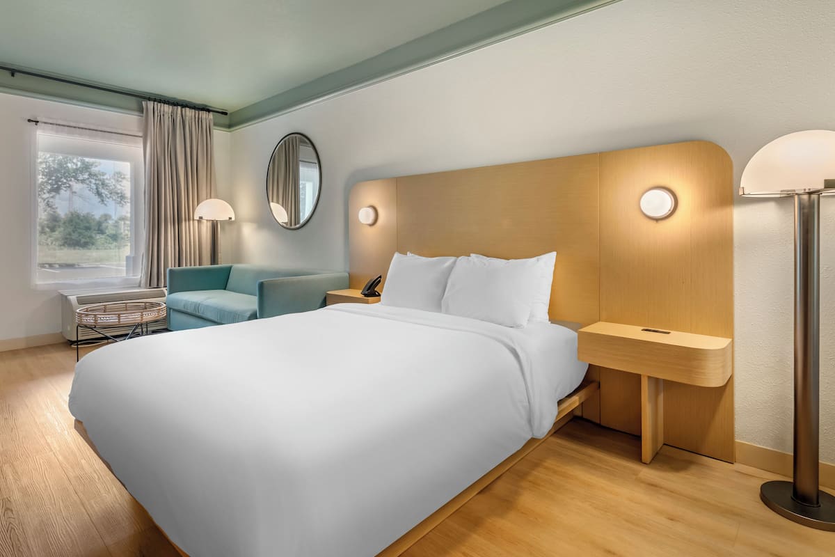 Standard Room, 1 Queen Bed, Accessible Bathtub