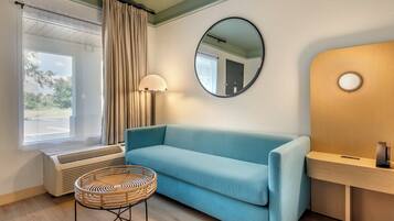 Työpöytä, pimennysverhot, silitysrauta/-lauta, ilmaiset vauvansängyt