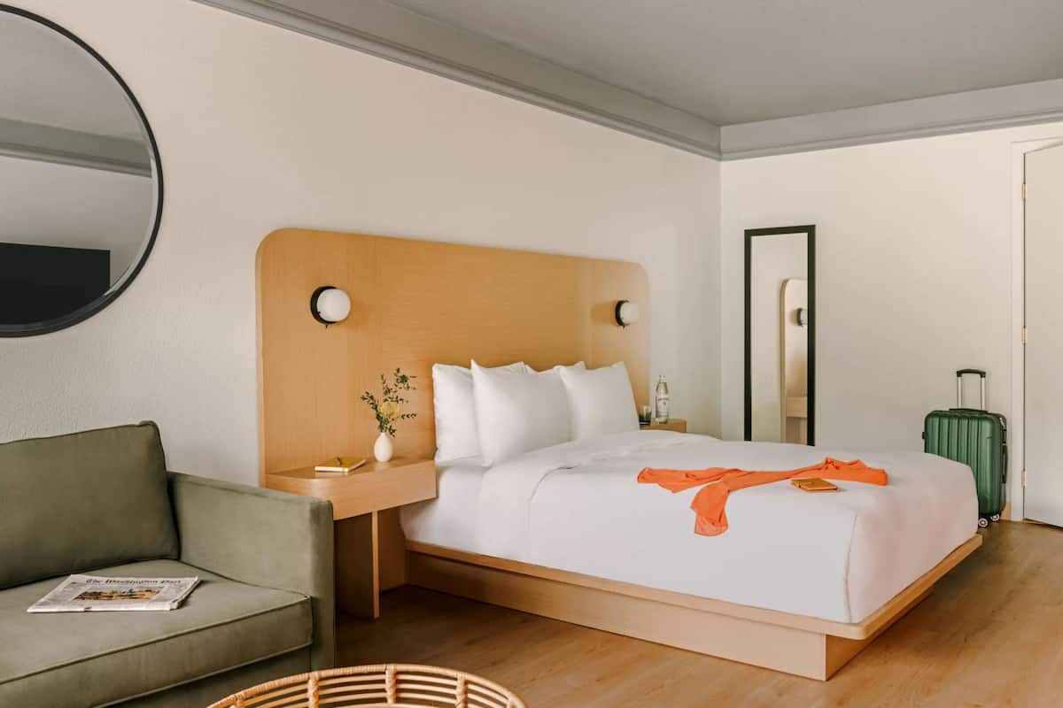 Habitació estàndard, 1 llit de matrimoni, accessible (Mobility) | Escriptori, espai de treball apte per a portàtils i cortines opaques 