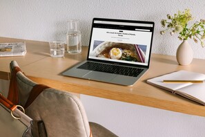 Bureau, espace de travail pour ordinateur portable, rideaux occultants