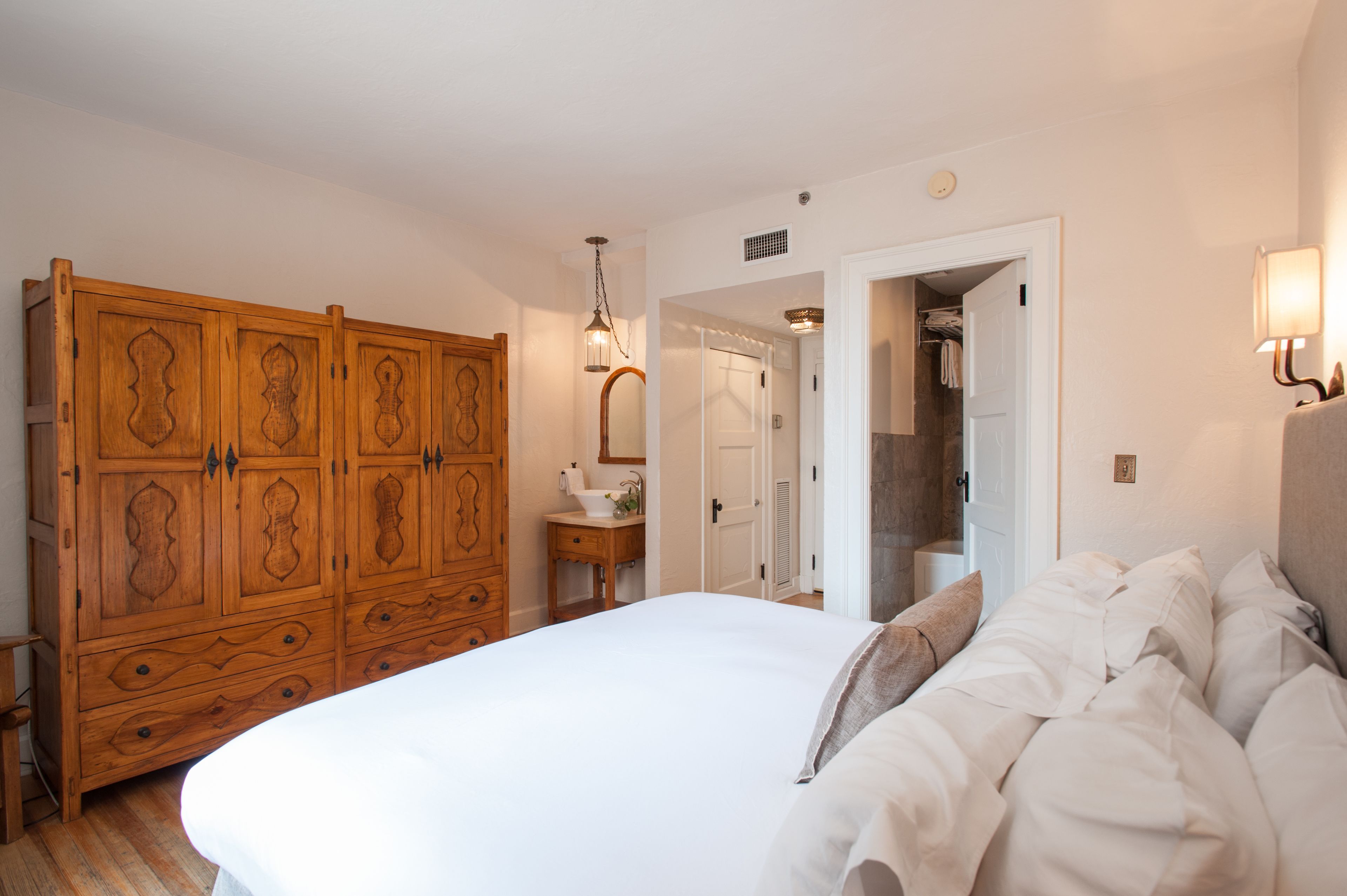 deluxe room, 1 king bed (deluxe 1 king) | frette italian sheets, premium bedding, pillow-top beds, in-room safe