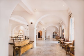 Coin salon dans le hall