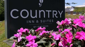 A sign for Country Inn & Suites by Radisson with a logo and name.