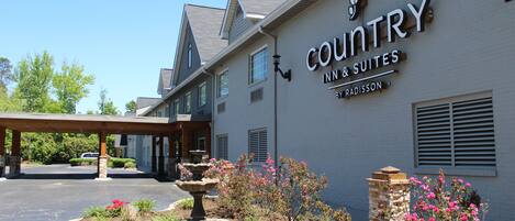 A building with a sign reading "Country Inn & Suites by Radisson."