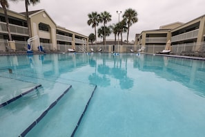 Outdoor pool, sun loungers - Greenpoint Hotel Kissimmee (Kissimmee)