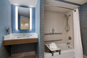 Studio, 1 King-Bett, barrierefrei, Badewanne | Badezimmer | Designer-Toilettenartikel, Haartrockner, Handtücher, Seife
