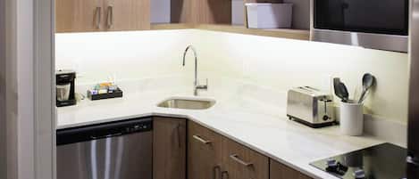 Réfrigérateur, four à micro-ondes, surface de cuisson, lave-vaisselle