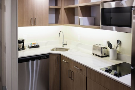 Refrigerador, microondas, placa de cocina, lavavajillas