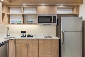 Jääkaappi, mikroaaltouuni, liesi, astianpesukone