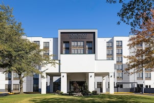 Un moderno edificio de hotel con un letrero que dice "Homewood Suites by Hilton".