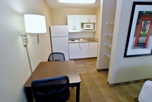 Studio, 1 King Bed, Non Smoking | 1 bedroom, pillow-top beds, desk, laptop workspace