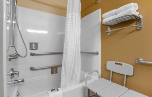 Studio, 1 Queen-Bett, barrierefrei, Nichtraucher | Badezimmer | Duschwanne, kostenlose Toilettenartikel, Haartrockner, Handtücher