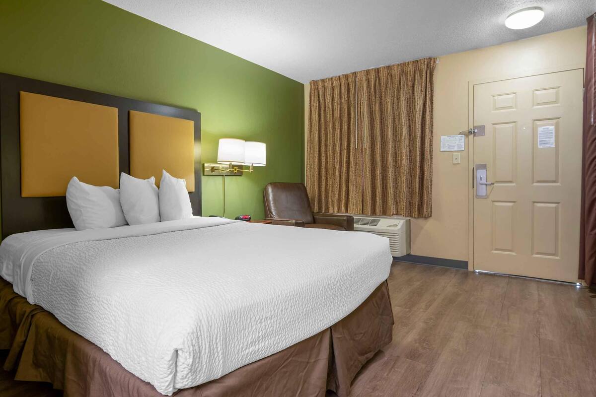 Studio, 1 Queen Bed, Non Smoking | Pillowtop beds, desk, laptop workspace, blackout drapes