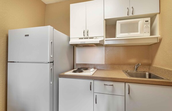 Studio, 2 Double Beds, Non Smoking | Private kitchen | Full-size fridge, microwave, stovetop, coffee/tea maker