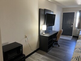 Escritorio, espacio para trabajar con laptop y wifi gratis 