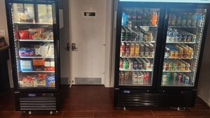 Zwei Aresta-Automaten mit Snacks und Getränken.