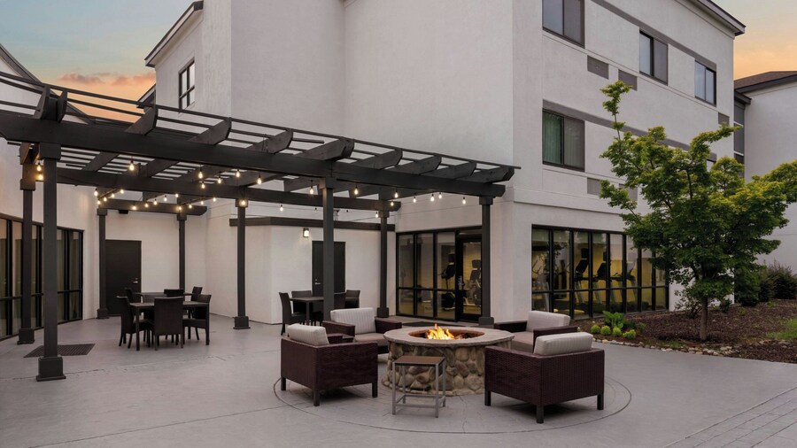 Courtyard by Marriott Charlotte Airport North