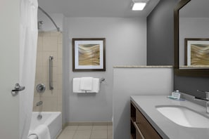 Ensemble douche/baignoire, articles de toilette gratuits, sèche-cheveux