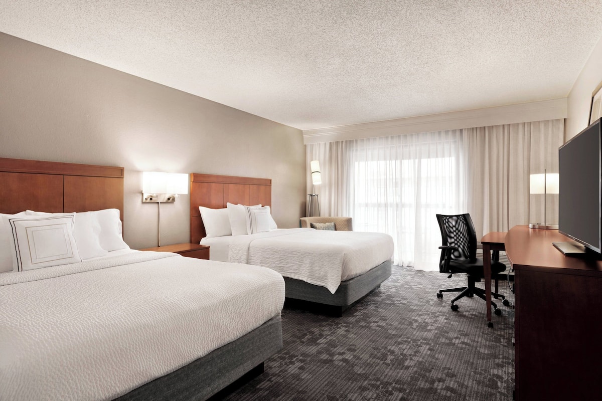 Premium bedding, in-room safe, desk, blackout drapes