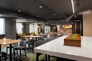 Lobby - Courtyard by Marriott Tulsa Central (Tulsa)
