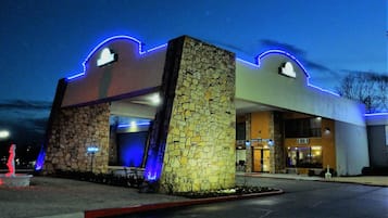 Fachada de la propiedad por la tarde o noche