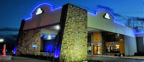 Vista frontal de la propiedad por la tarde o noche