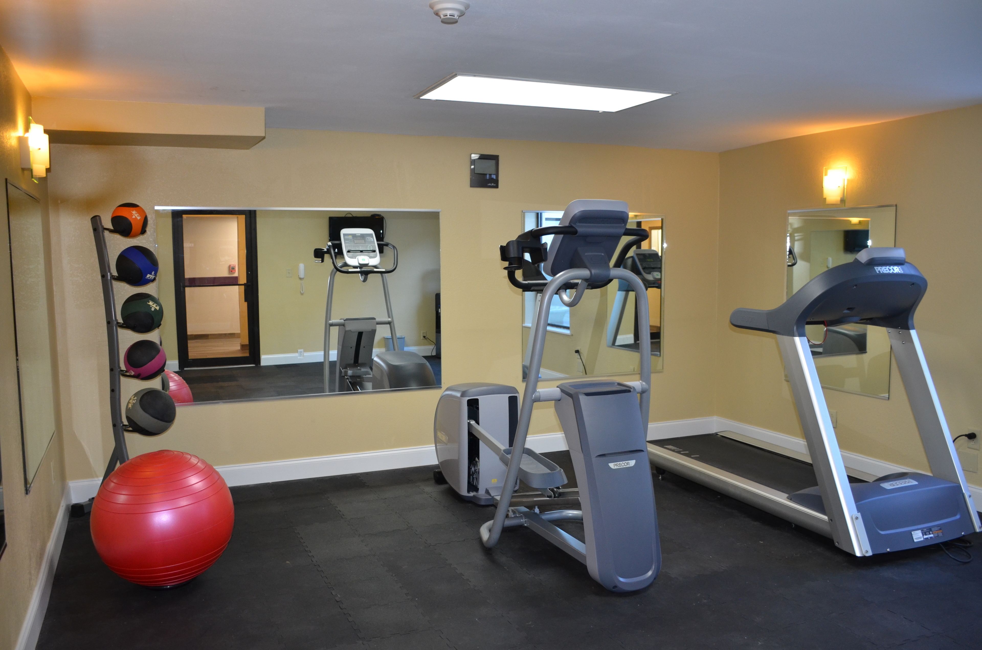 Photo - Days Inn by Wyndham Southern Hills/ORU