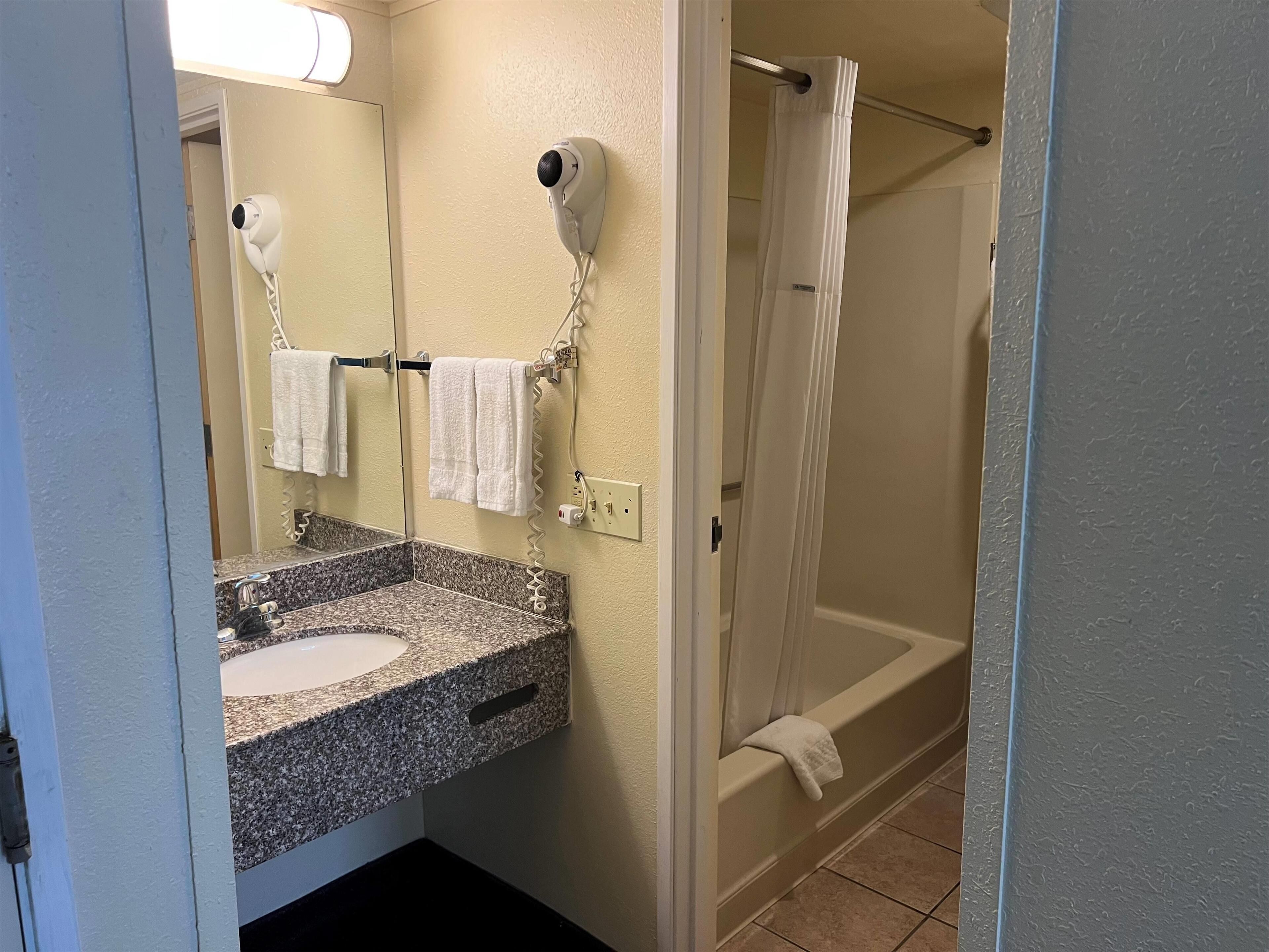 Photo - Days Inn by Wyndham Southern Hills/ORU