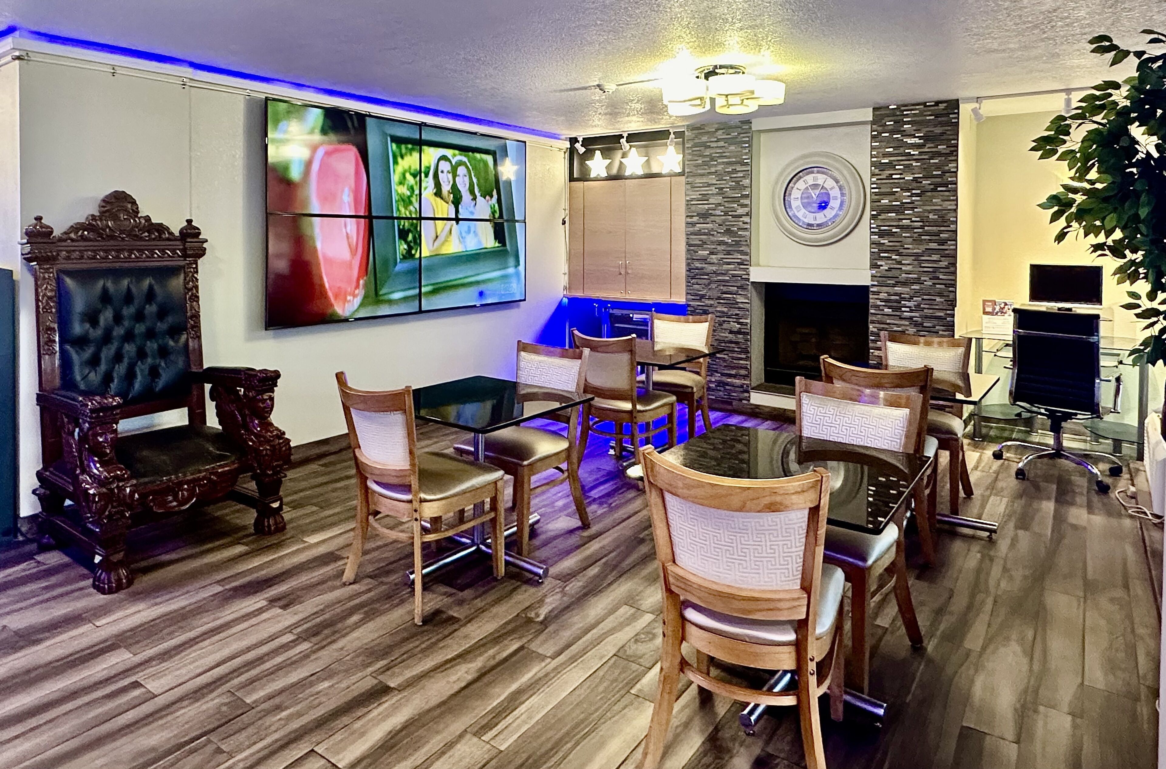 Photo - Days Inn by Wyndham Southern Hills/ORU