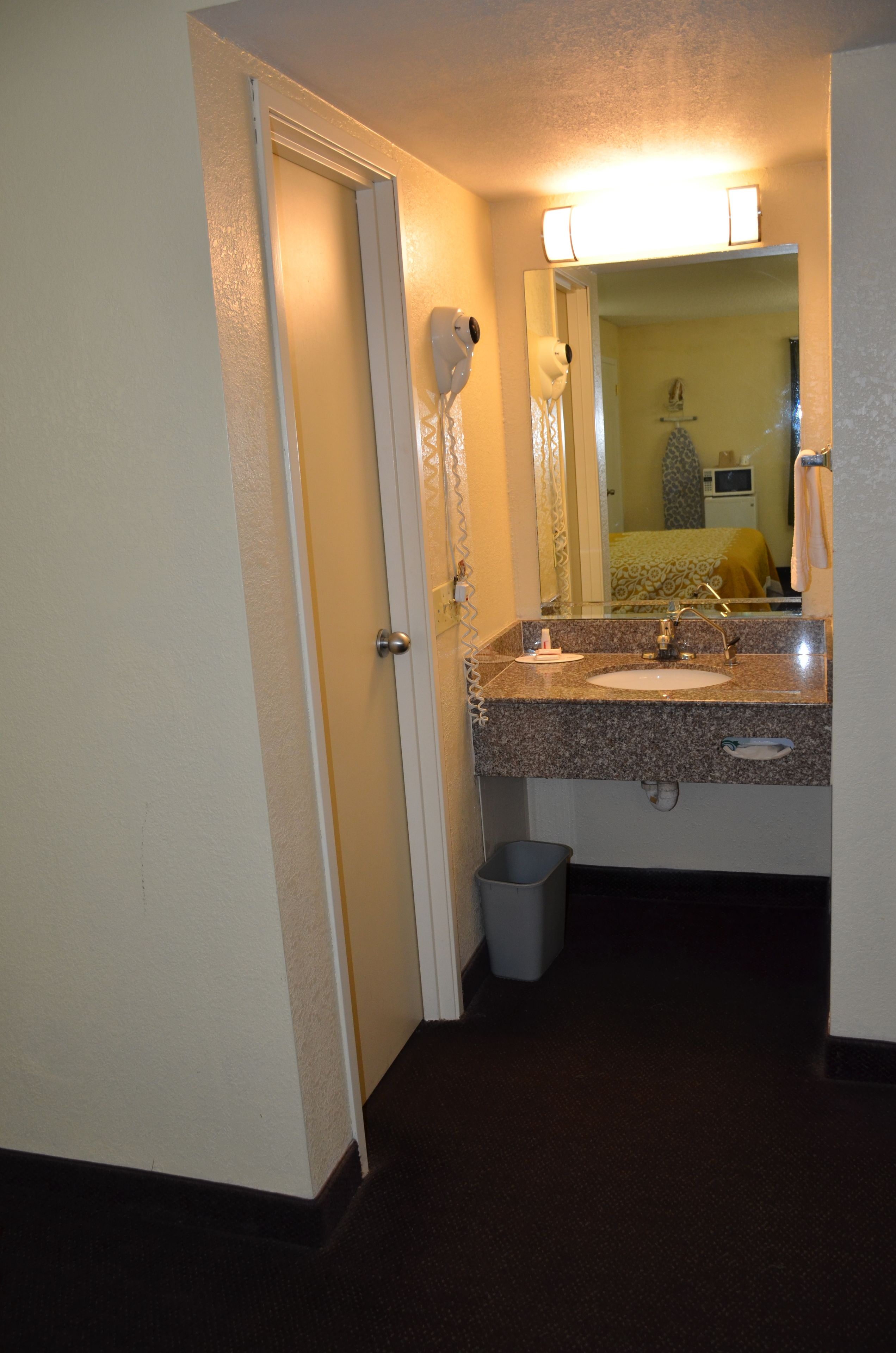 Days Inn by Wyndham Southern Hills/ORU