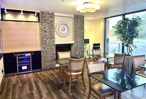 Days Inn by Wyndham Southern Hills/ORU