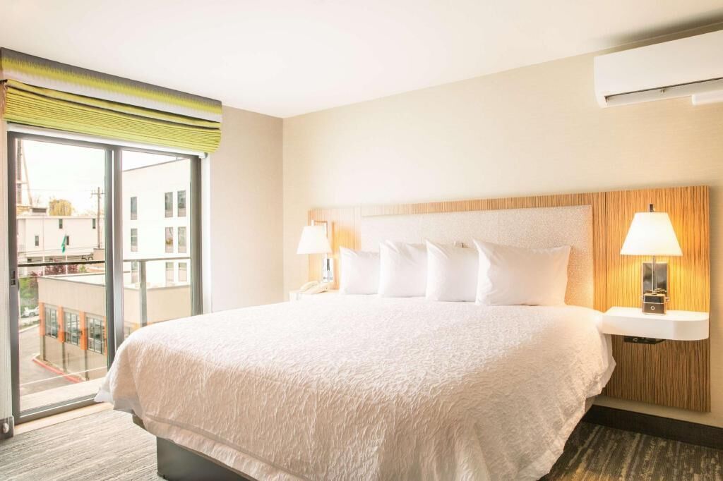 Premium bedding, desk, iron/ironing board, free cots/infant beds